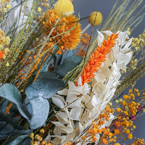 Langlebiger Blumenstrauß in kräftigem Orange und Gelb