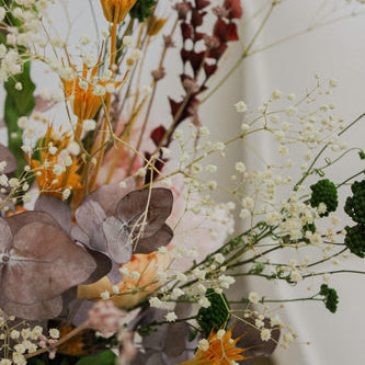 Nahaufnahme eines farbenfrohen Blumenstraußes aus langlebigen Blumen