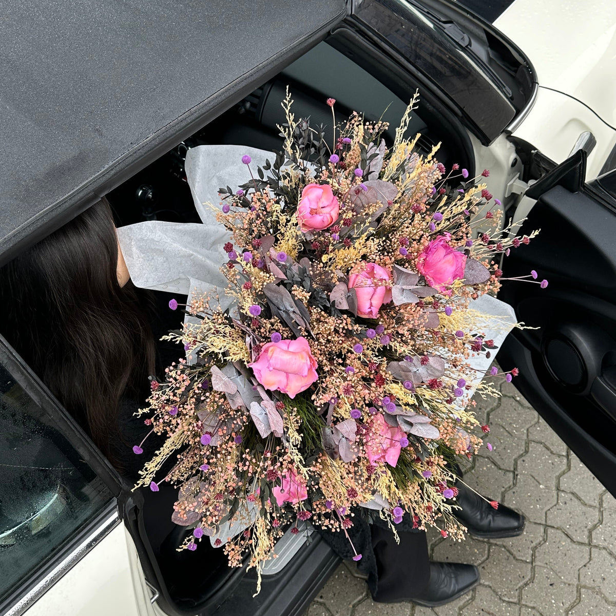 Lyserød buket håndholdt ved bil - fejring valentine