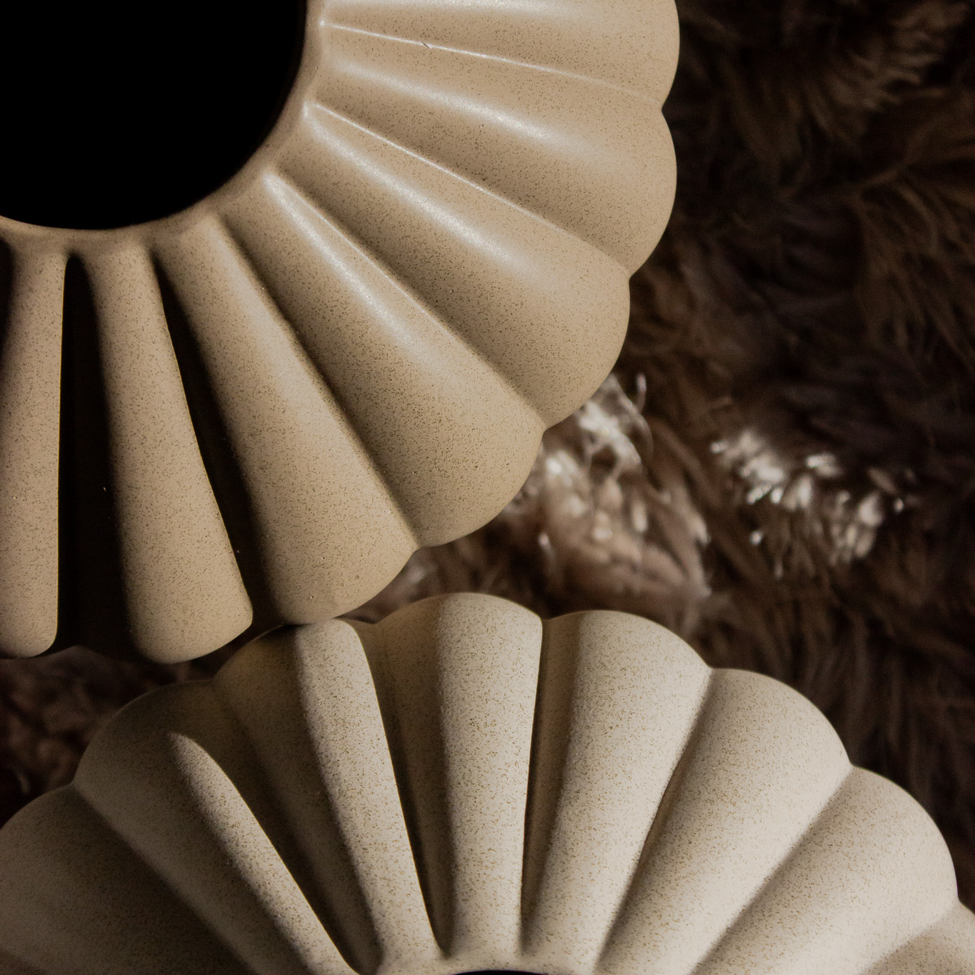 Nahaufnahme zweier geometrischer Keramikvasen von oben