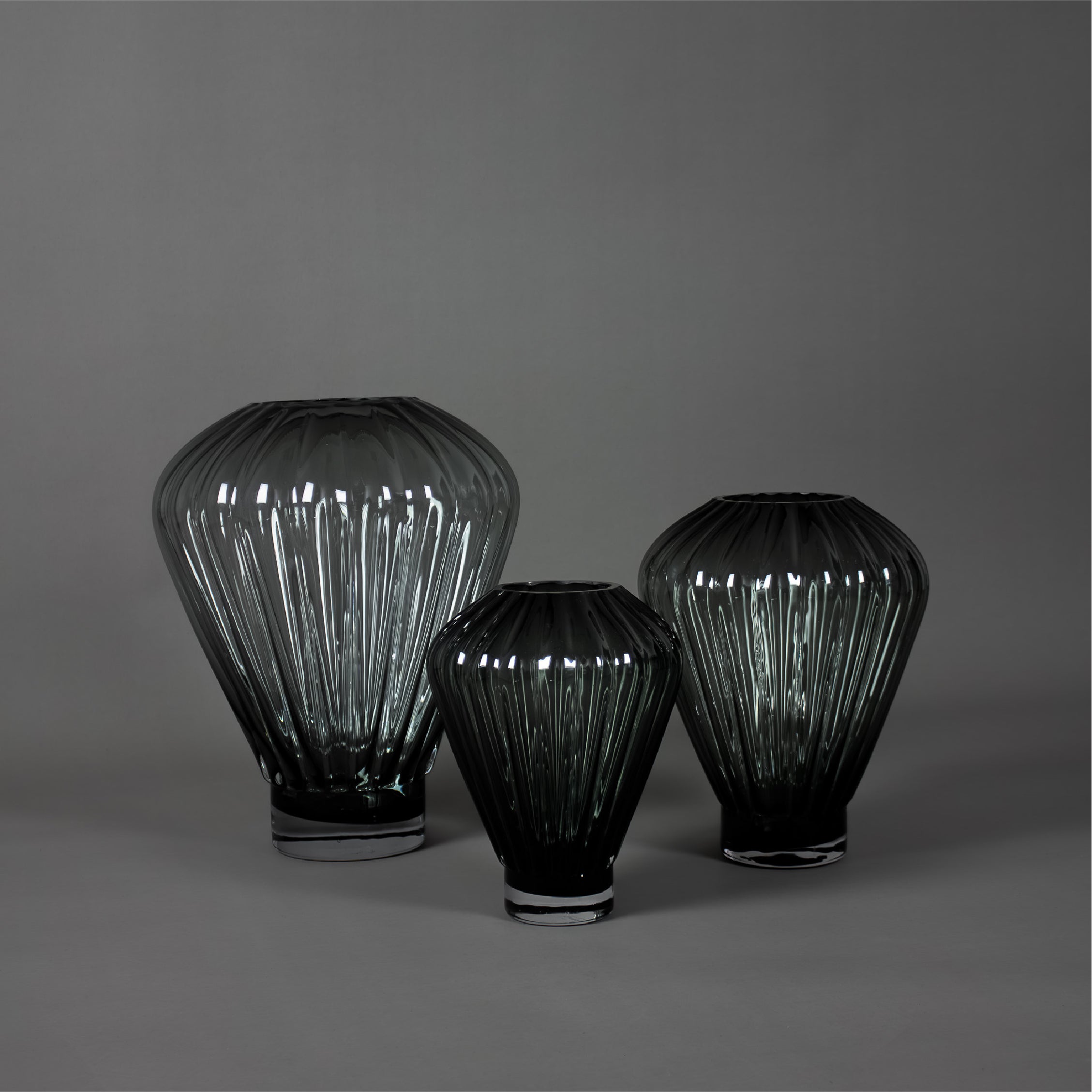 In einem Studio wurden drei geometrische Glasvasen in unterschiedlichen Größen fotografiert