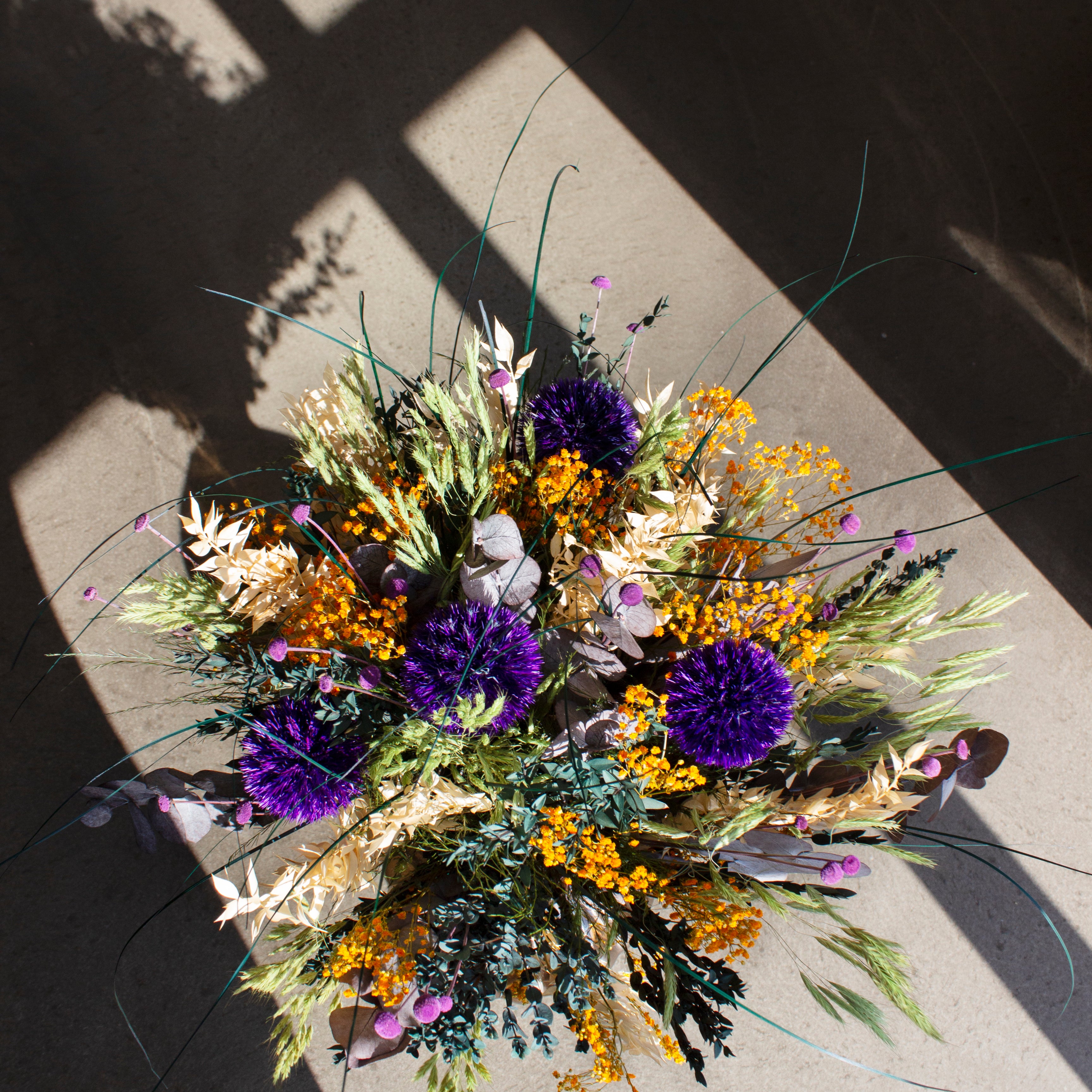 Blumenstrauss in Lila, orange und grün, von Living flowers
