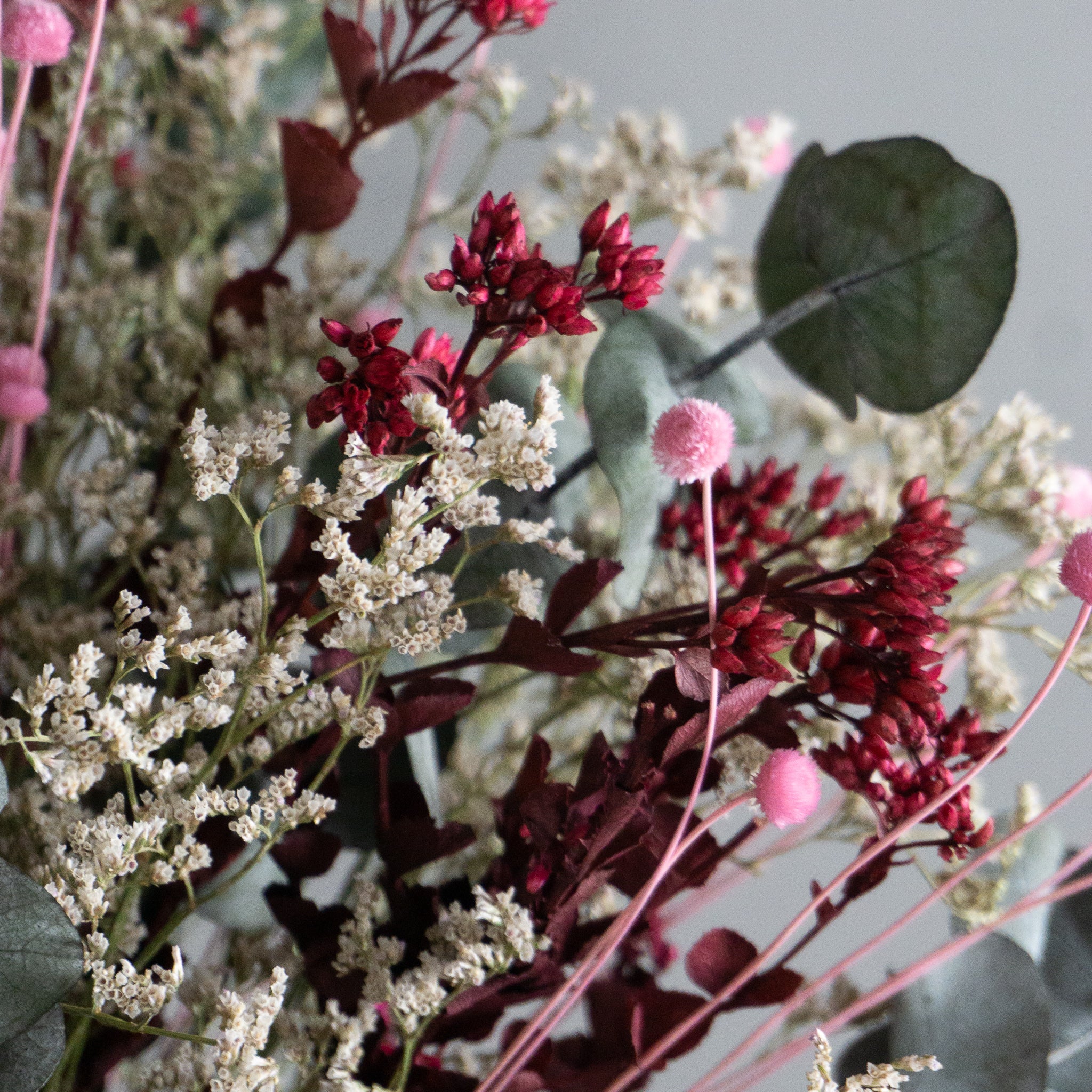 Nahaufnahme eines langlebigen Blumenstraußes in natürlichen weißen, roten und rosa Farben