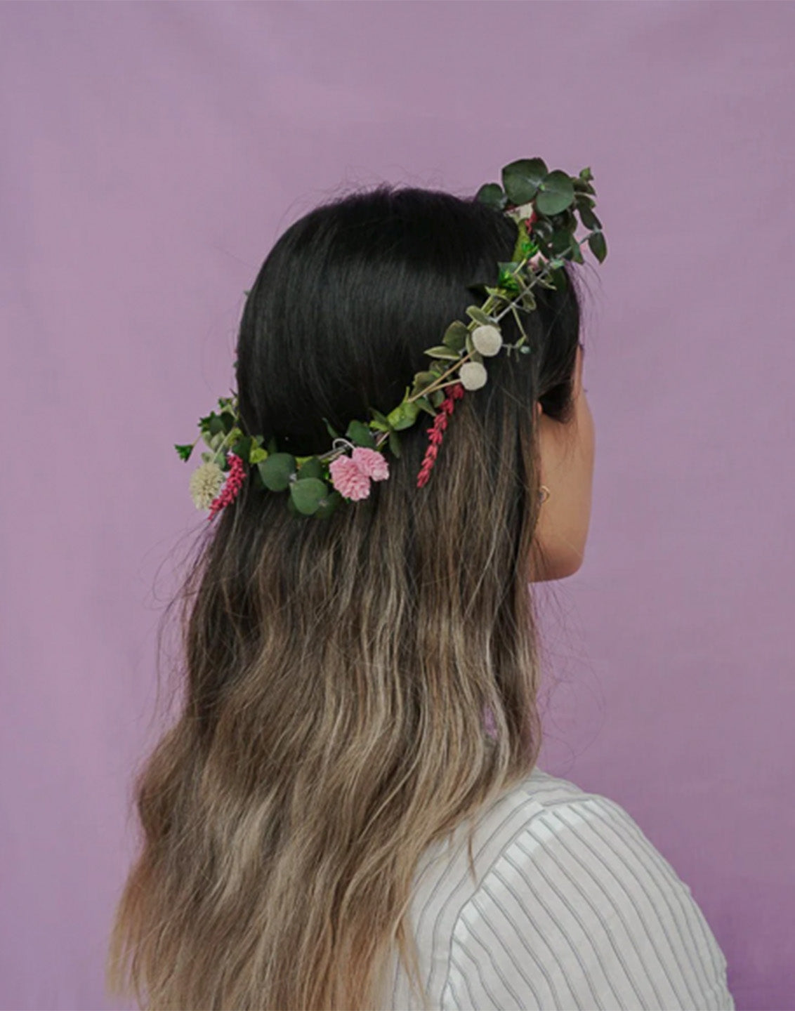 Frau, die einen Blumenkranz in den Haaren trägt