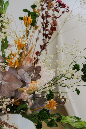 Nahaufnahme eines farbenfrohen Blumenstraußes aus langlebigen Blumen