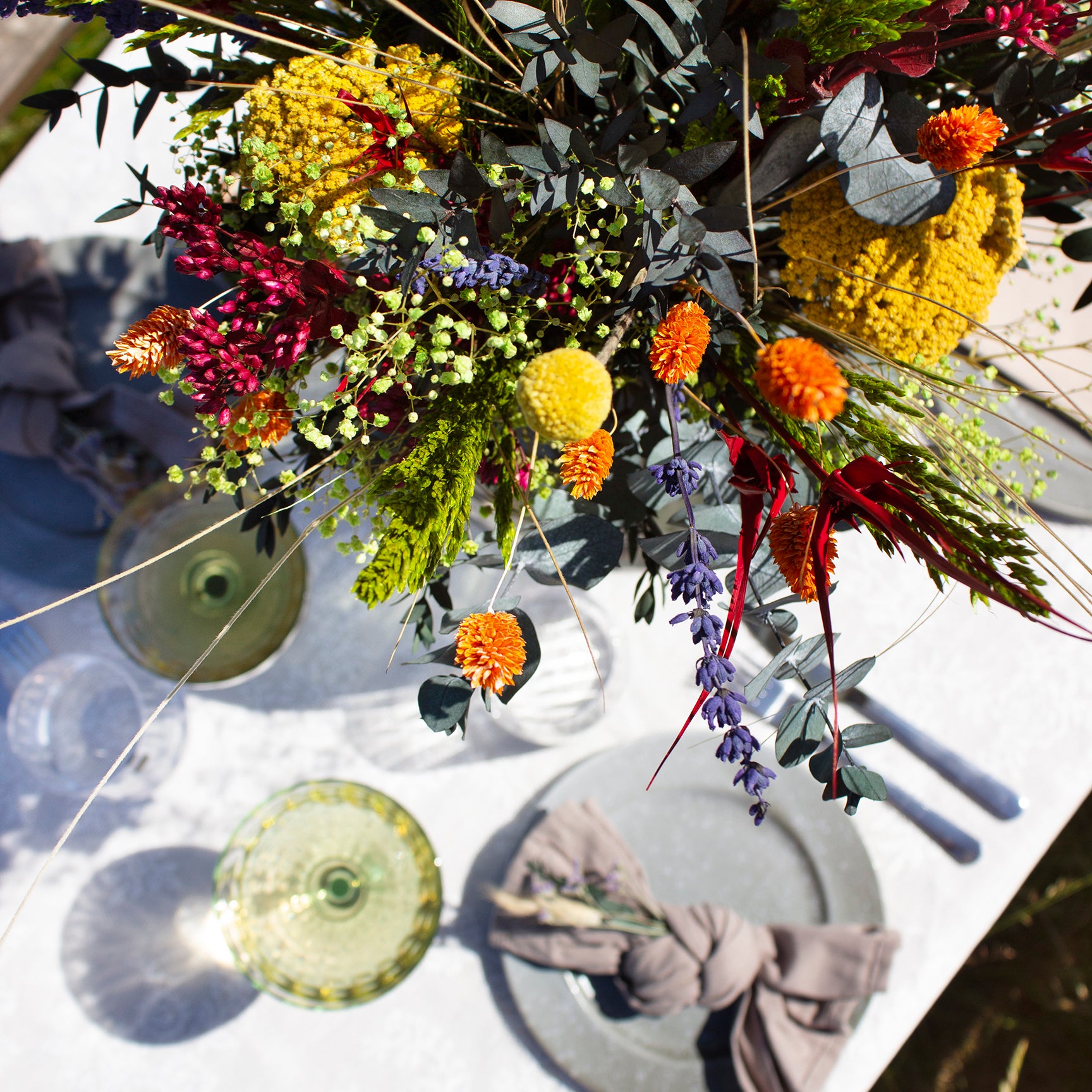 Bunter, lebendiger Blumenstrauss von Living Flowers, auf einem Sommertisch