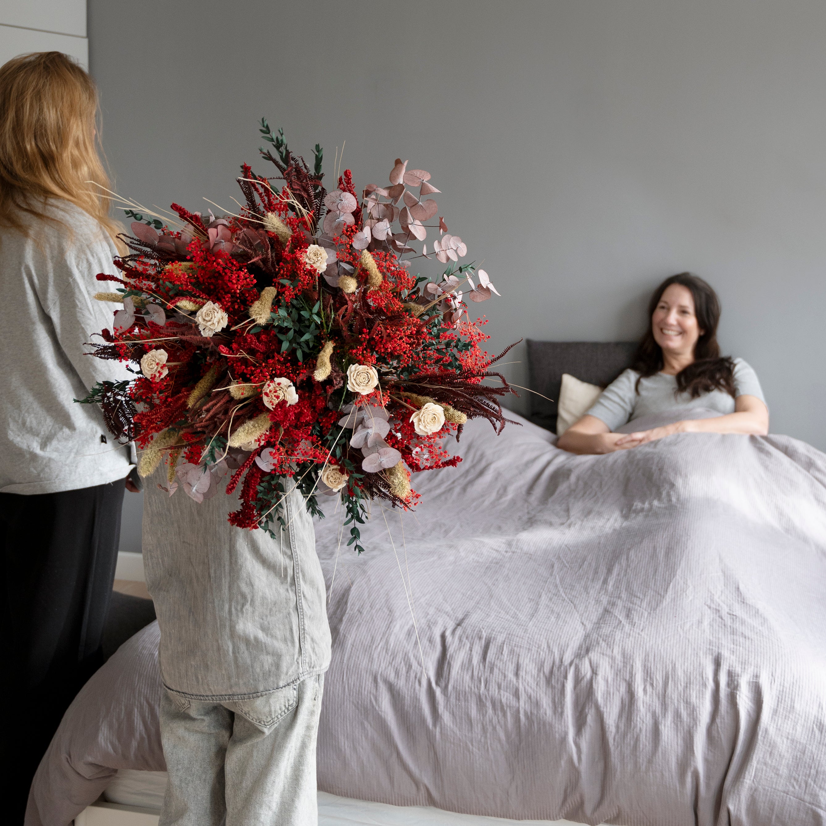 Muttertagsblumen bestellen – roter Blumenstrauß der 6 Monate hält