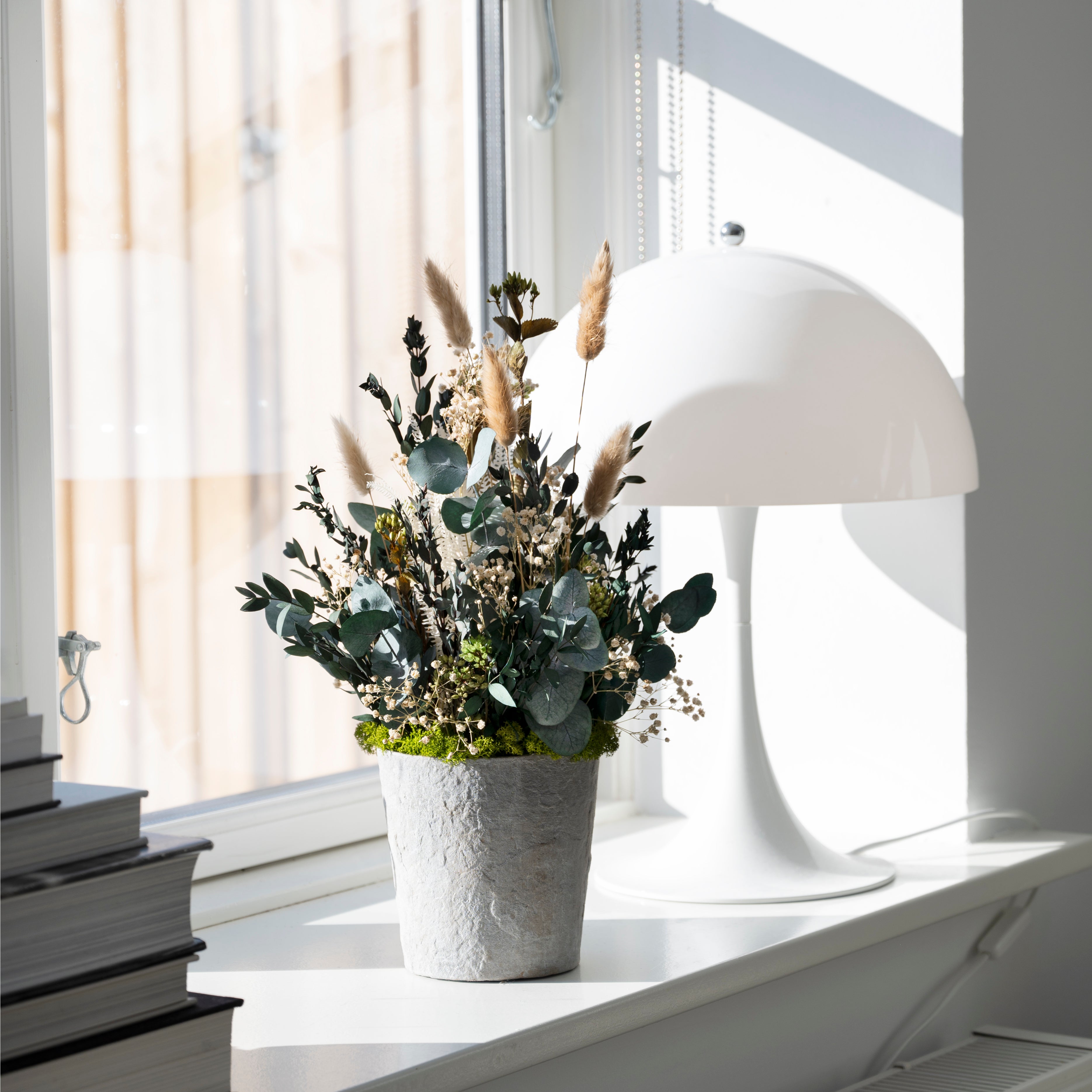 Langlebige Living Flowers Blumendekoration Grüne Harmonie auf einem Holzregal in einem hellen nordischen Wohnzimmer