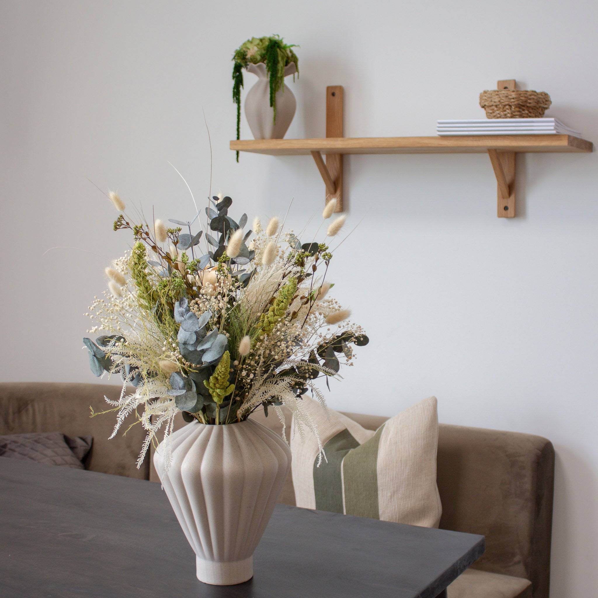 Strauß Grüne Harmonie von Living Flowers mit Eukalyptus und grünen Blüten in einer Vase.