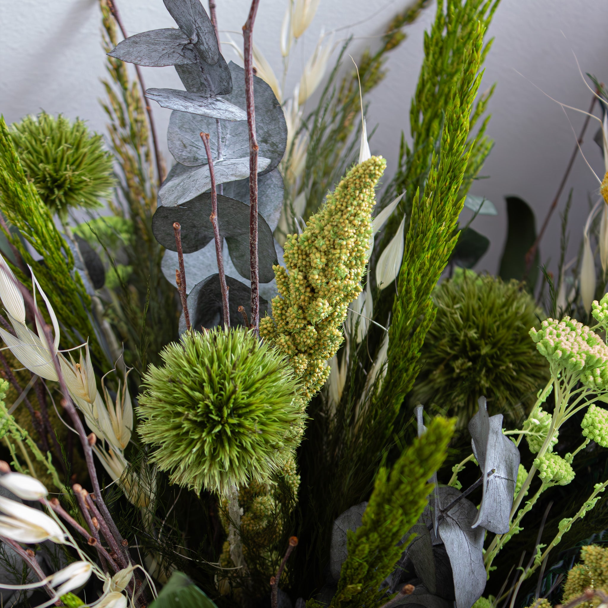 Nahaufnahme eines Blumenstraußes in satten Grüntönen
