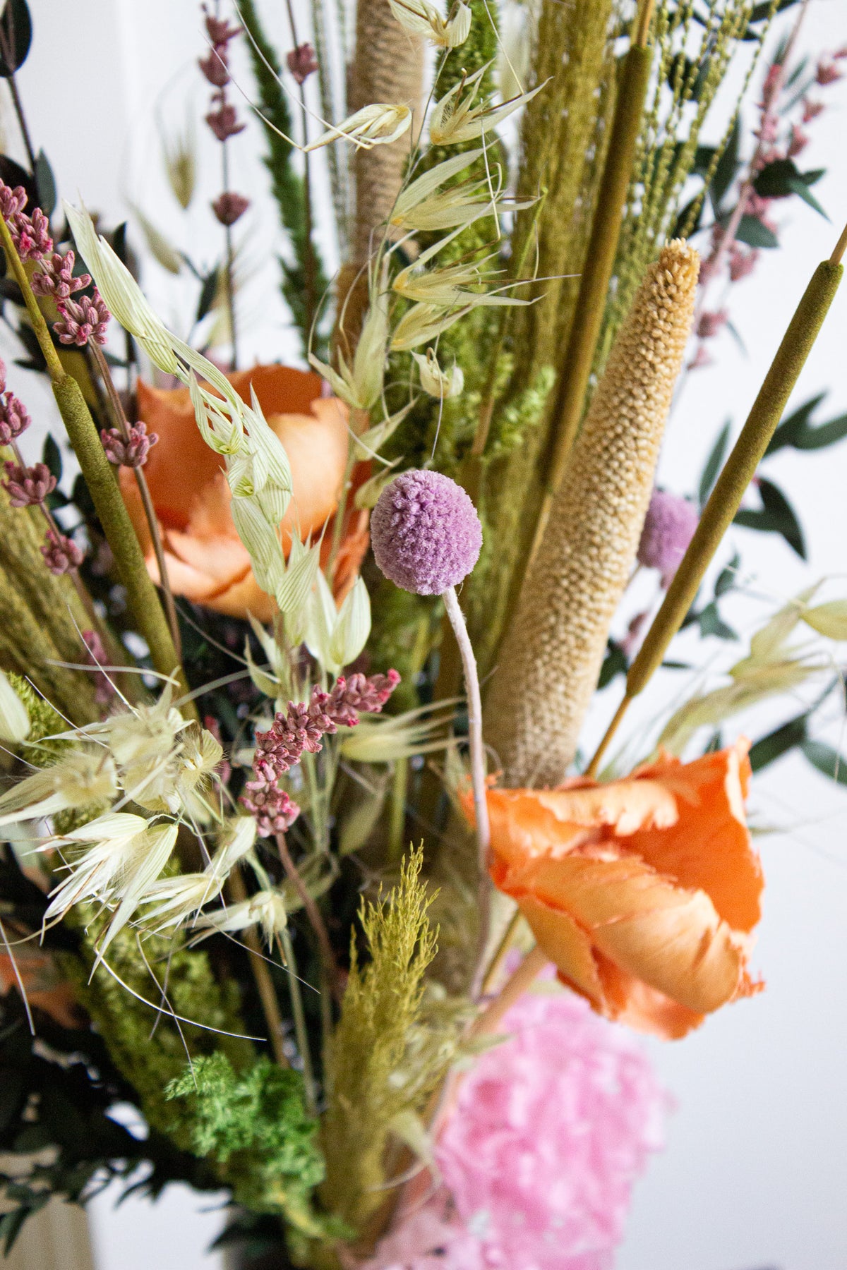 Nærbillede af en bukket med langtidsholdbare blomster i levende farver.