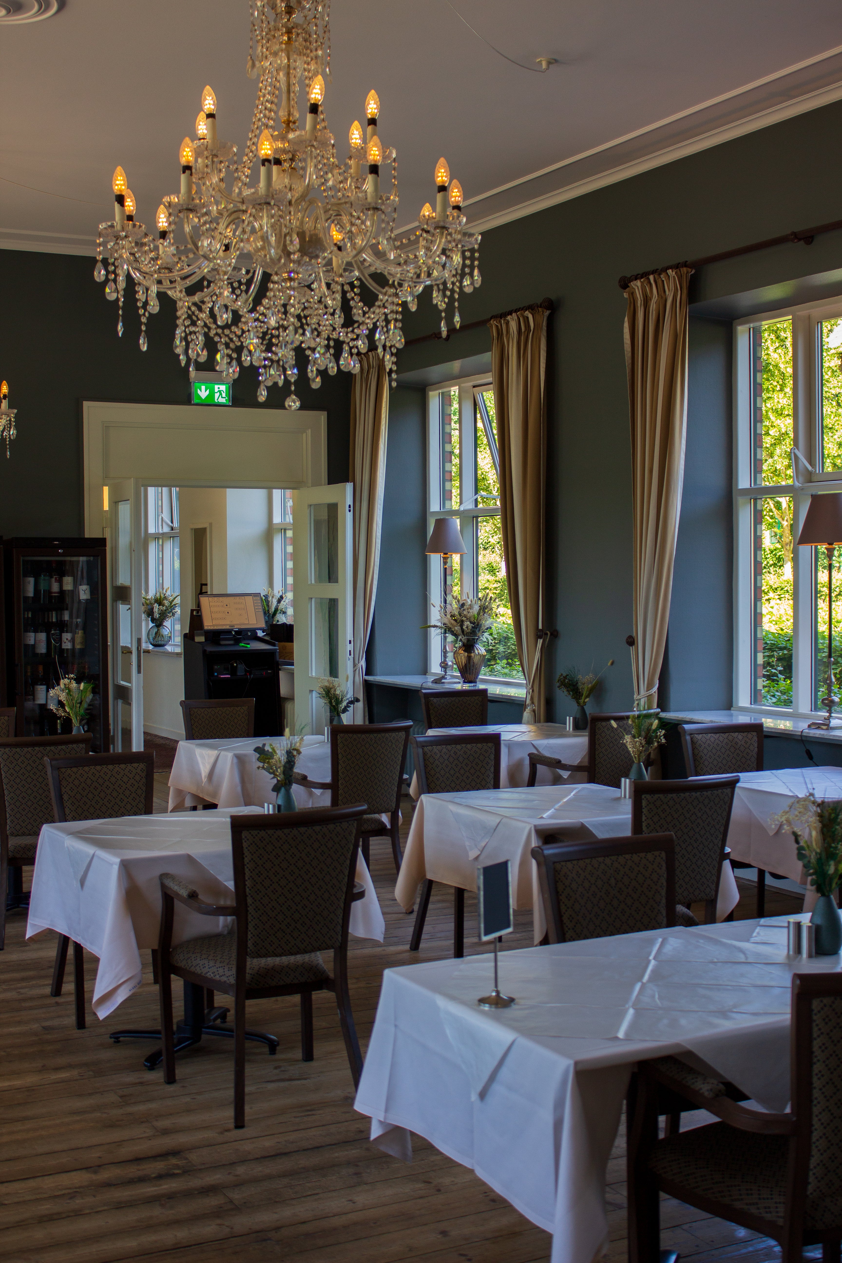 In dem Speisesaal des Hotels stehen langlebige Miniaturblumensträuße in auf den Tischen 