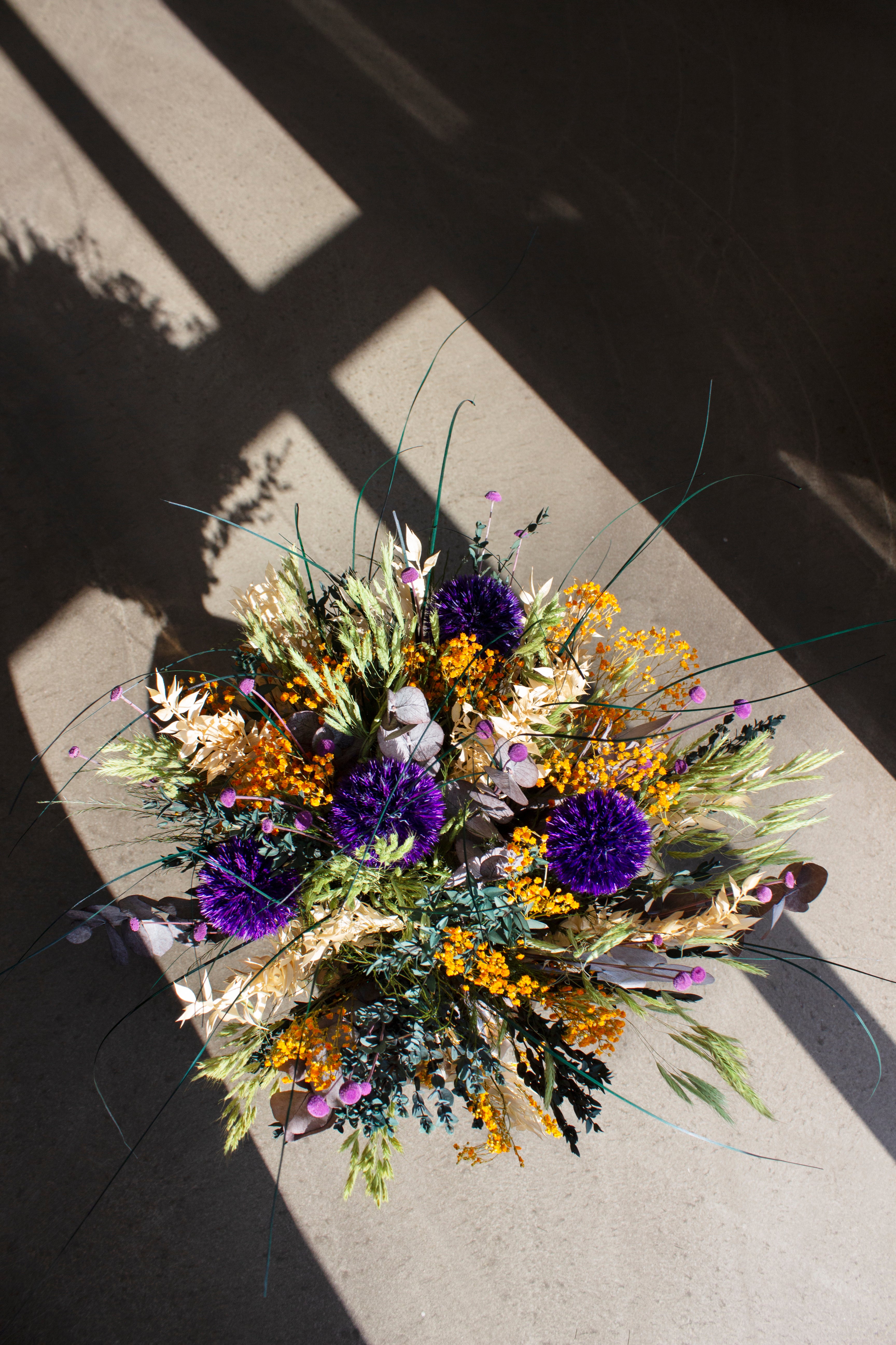 Blumenstrauss in Lila, orange und grün, von Living flowers