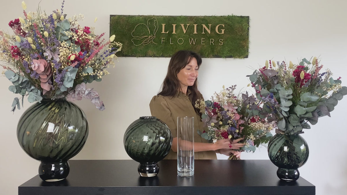I denne video forklarer virksomhedens grundlægger, hvordan blomsterbuketter løsnes op og placeres korrekt i vasen.