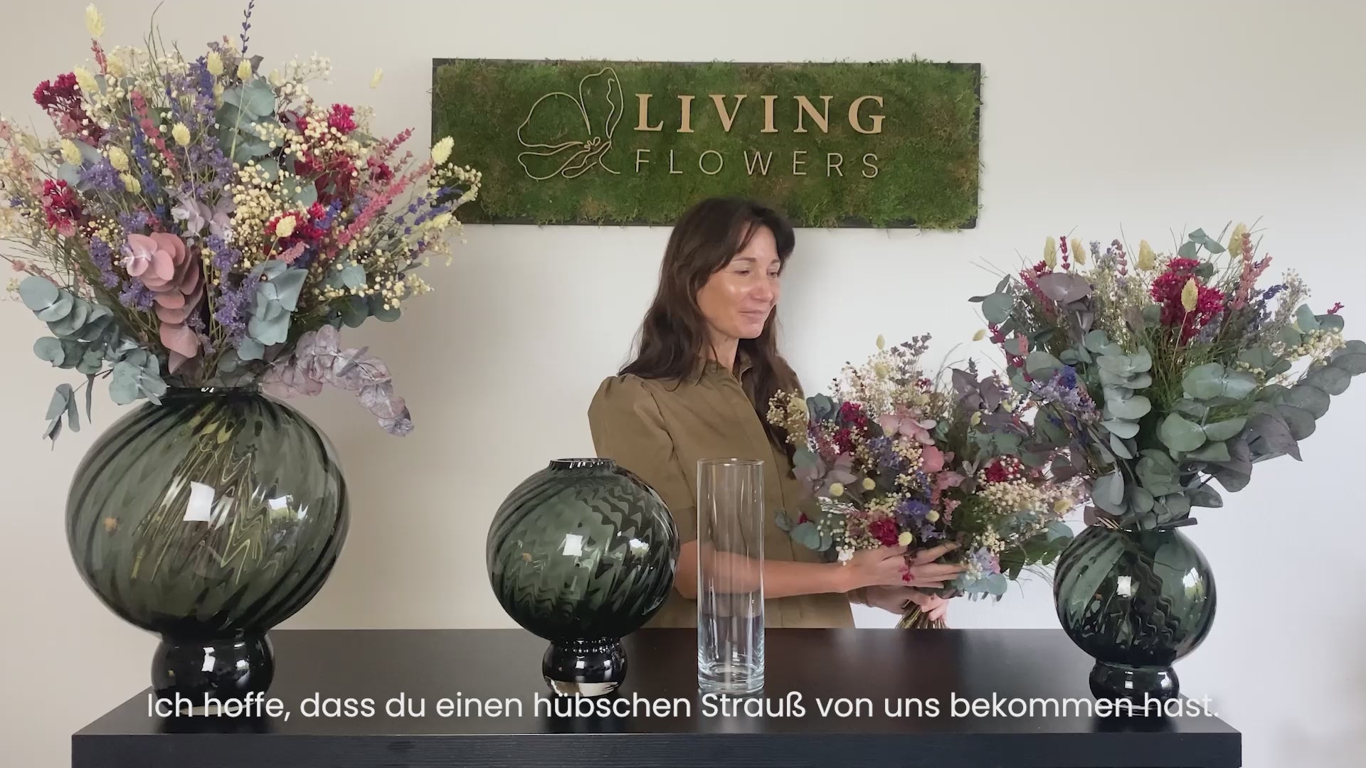 In diesem Video erklärt die Unternehmensgründerin, wie Blumensträuße aufgelockert und richtig in der Vase platziert werden